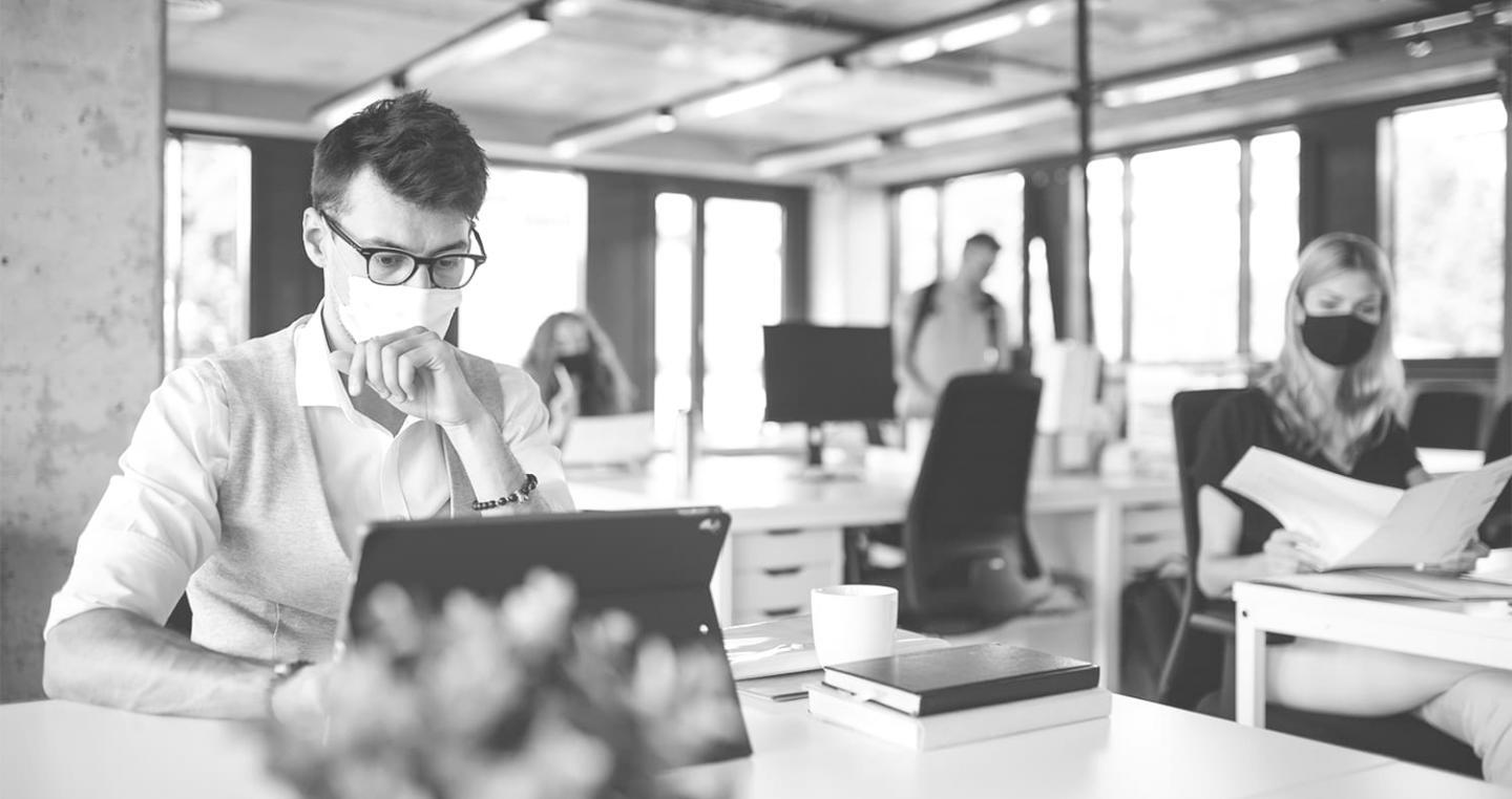 Vista de la plataforma educativa Solivonetraq mostrando módulos de presupuesto empresarial