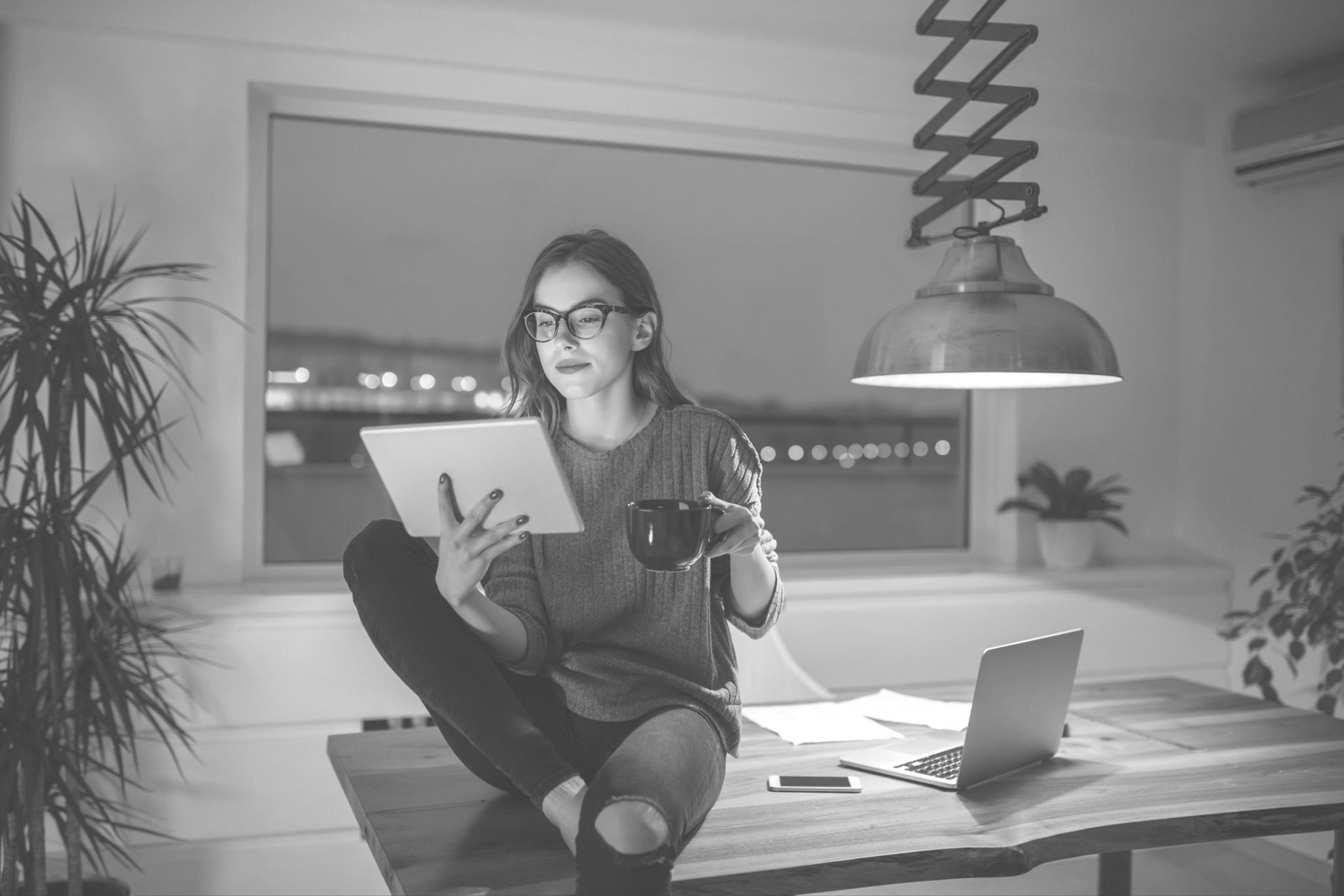 Estudiantes colaborando en sesión de presupuestación empresarial