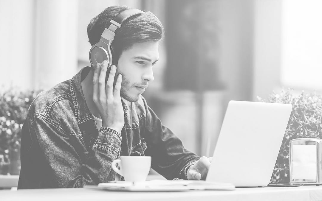 Profesional financiero trabajando con presupuestos empresariales