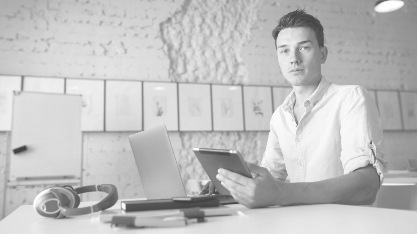 Estudiante trabajando en análisis de presupuestos empresariales desde su espacio de estudio